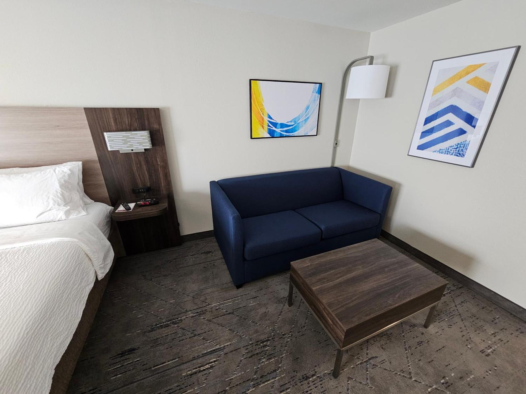Express & Cincinnati-blue Ash By Ihg Hotel Blue Ash