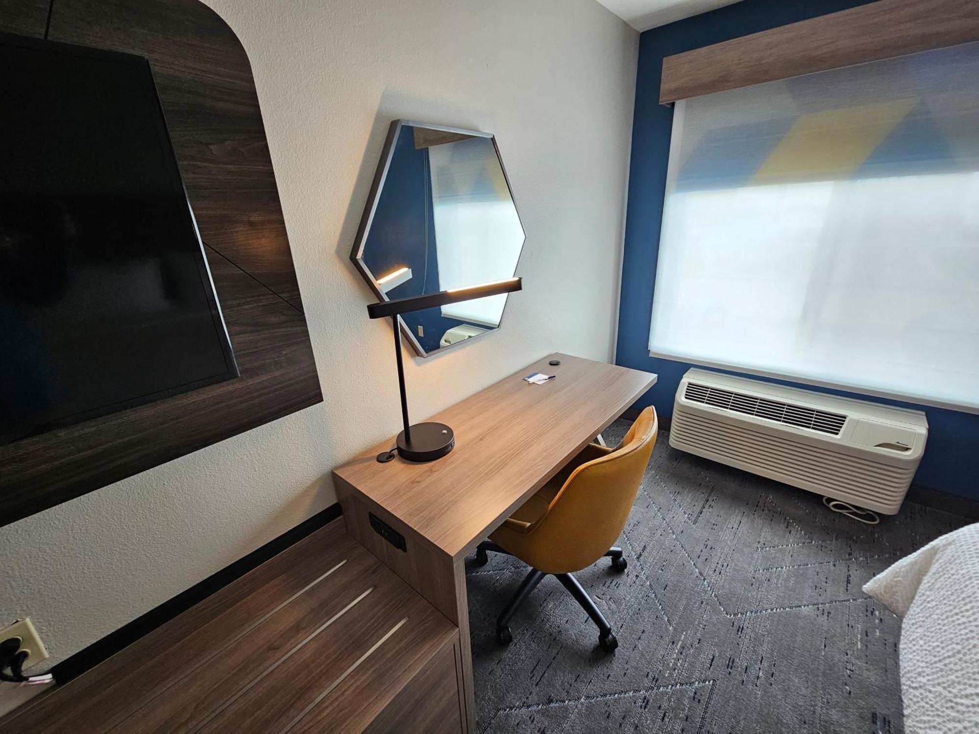 Hotel Express & Cincinnati-blue Ash By Ihg Blue Ash
