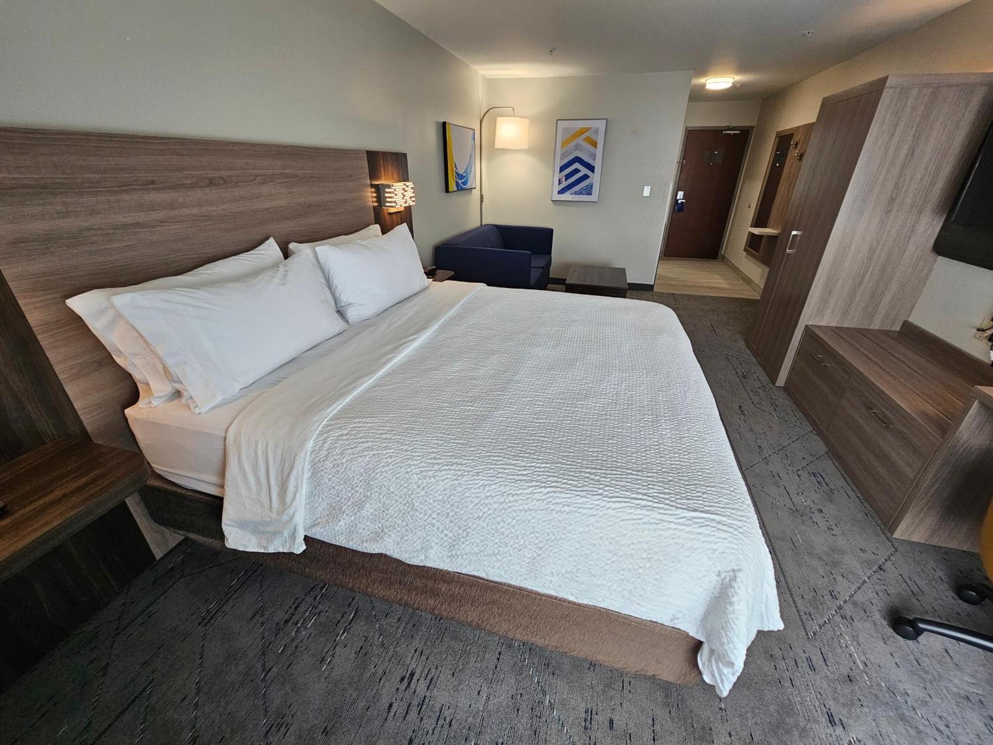 Express & Cincinnati-blue Ash By Ihg Hotel 3*