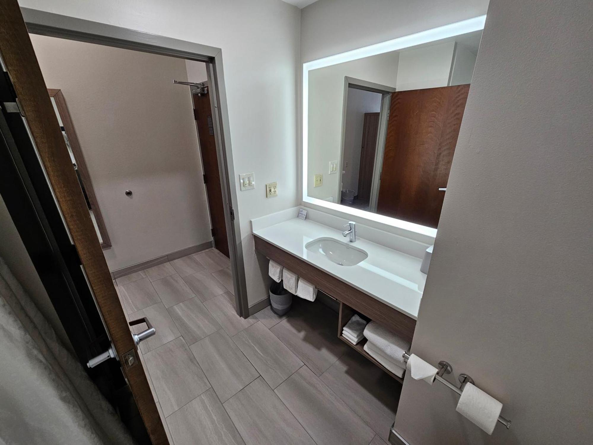 Express & Cincinnati-blue Ash By Ihg Blue Ash