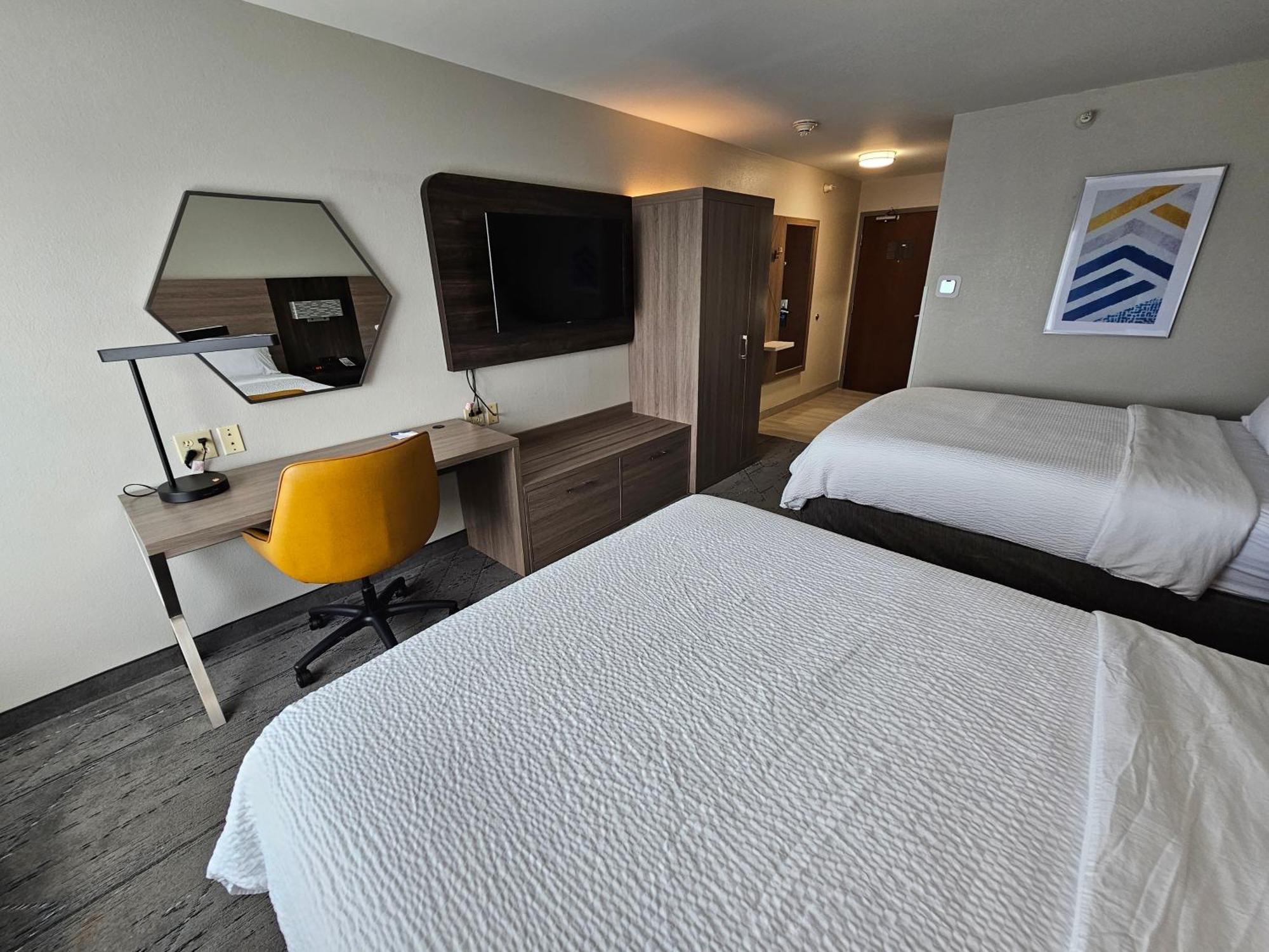 Express & Cincinnati-blue Ash By Ihg Hotel 3*