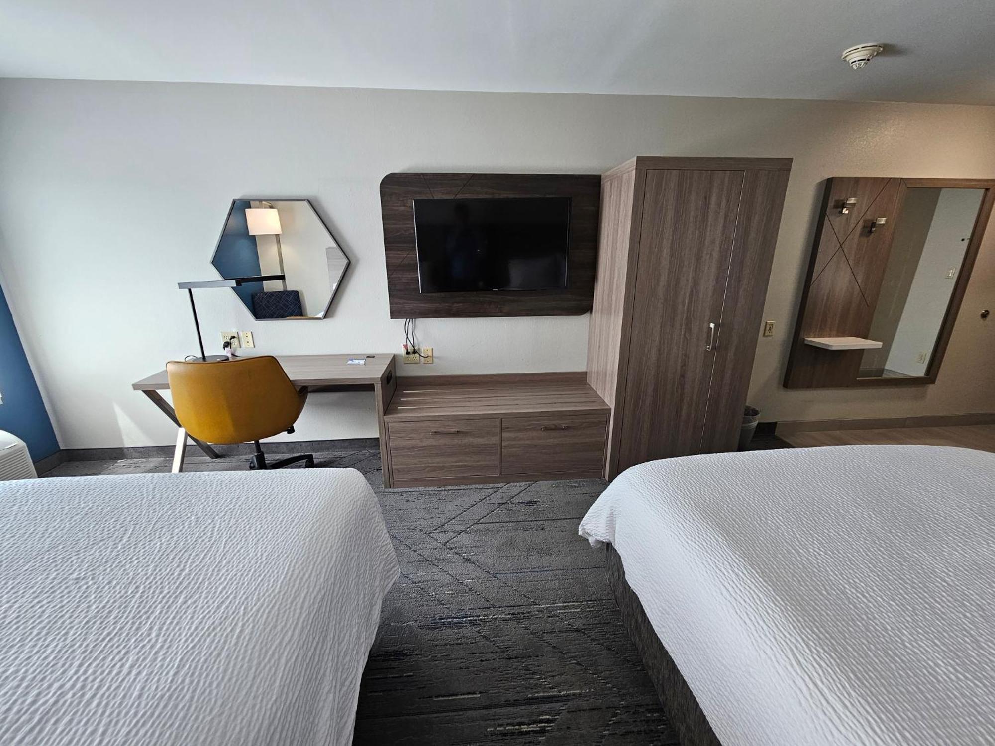 Express & Cincinnati-blue Ash By Ihg Hotel Blue Ash