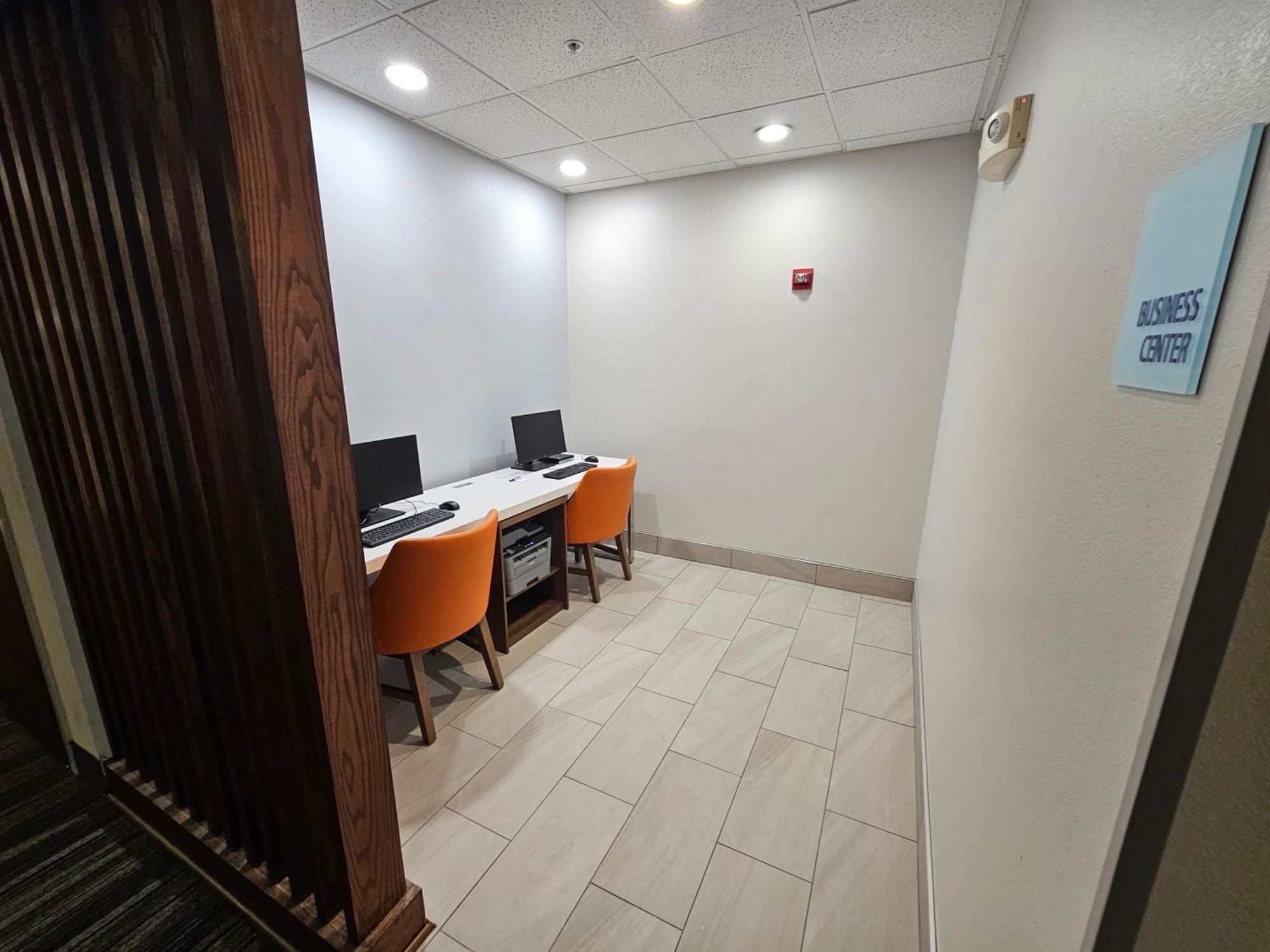 Hotel Express & Cincinnati-blue Ash By Ihg 3*