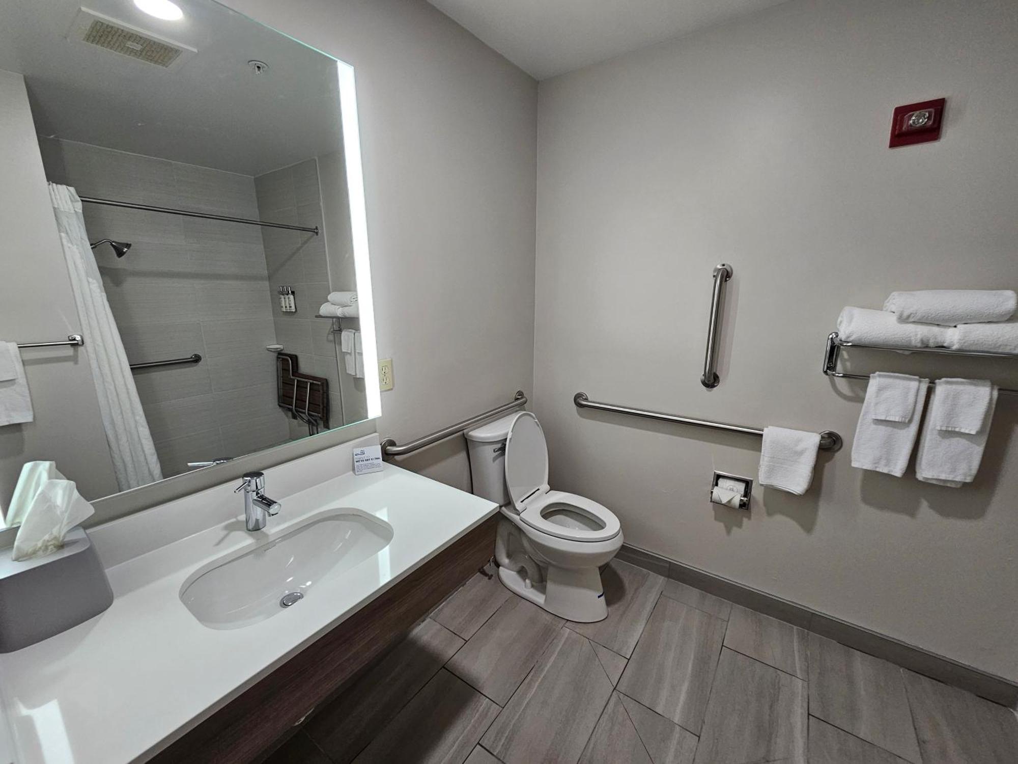 Hotel Express & Cincinnati-blue Ash By Ihg