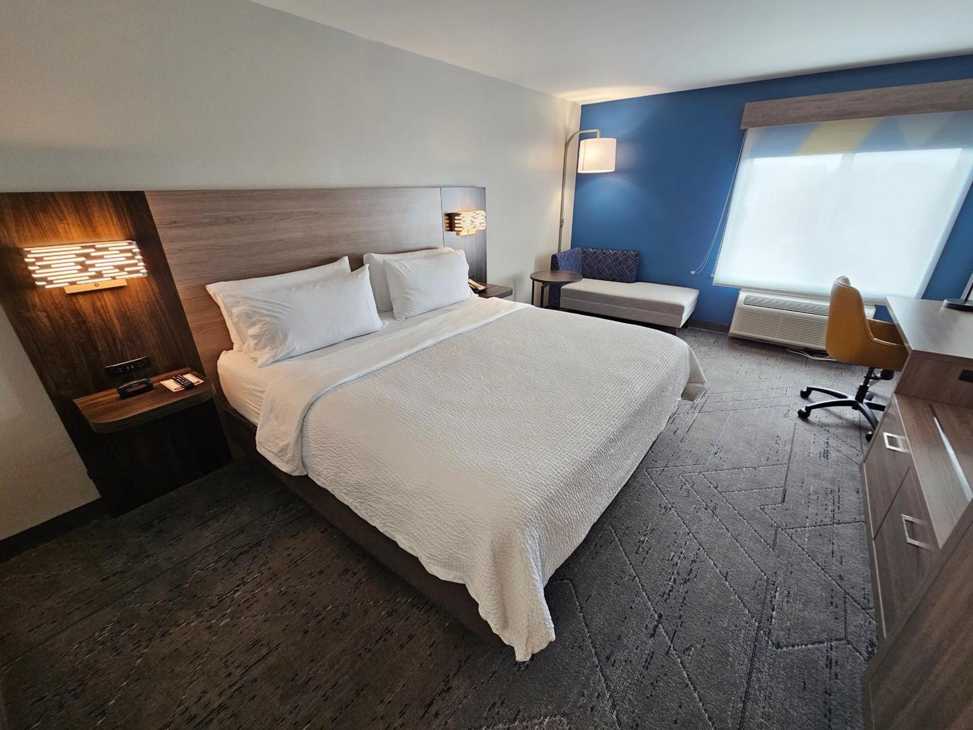 Hotel Express & Cincinnati-blue Ash By Ihg 3*