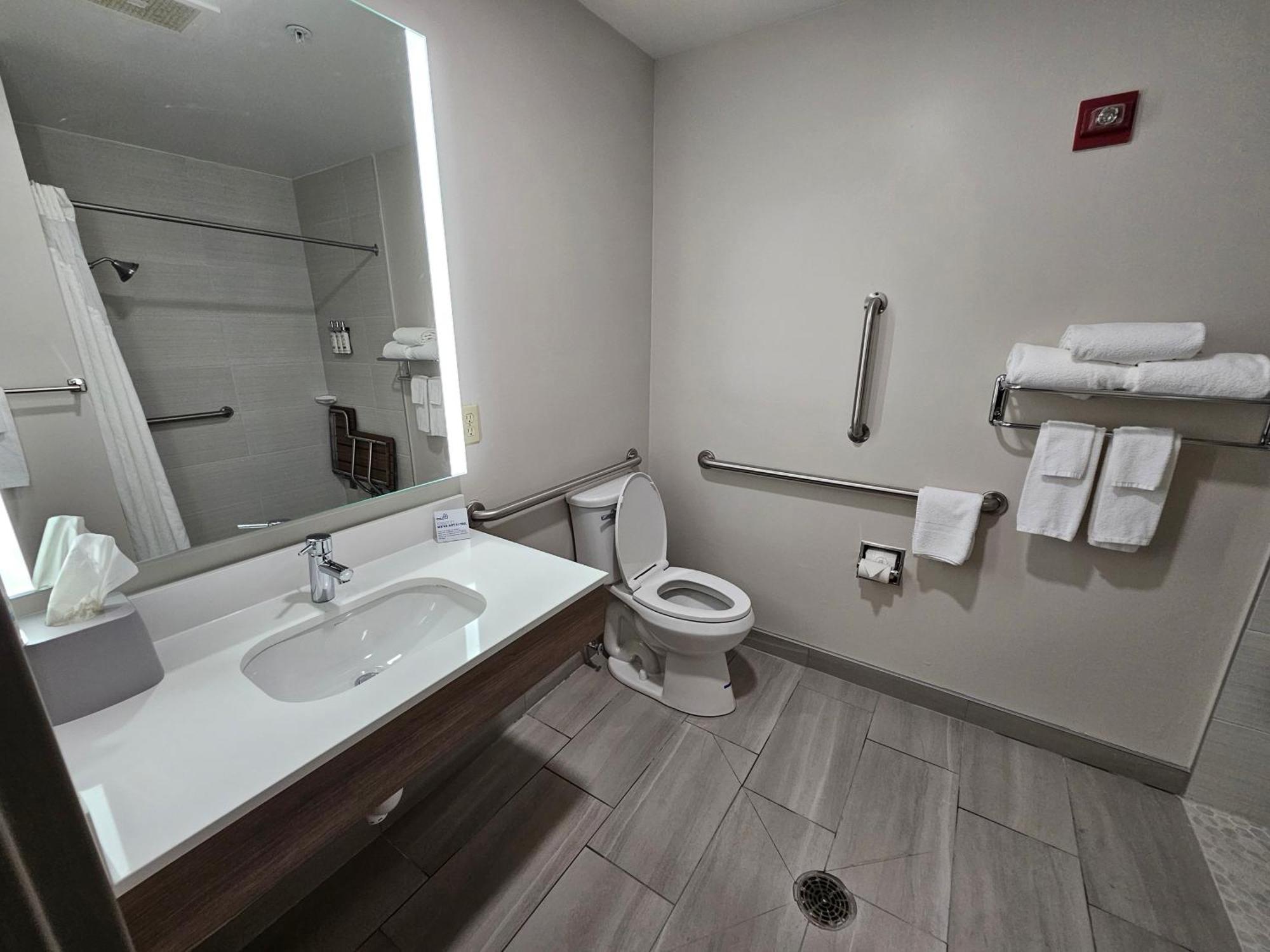 Express & Cincinnati-blue Ash By Ihg Hotel Blue Ash