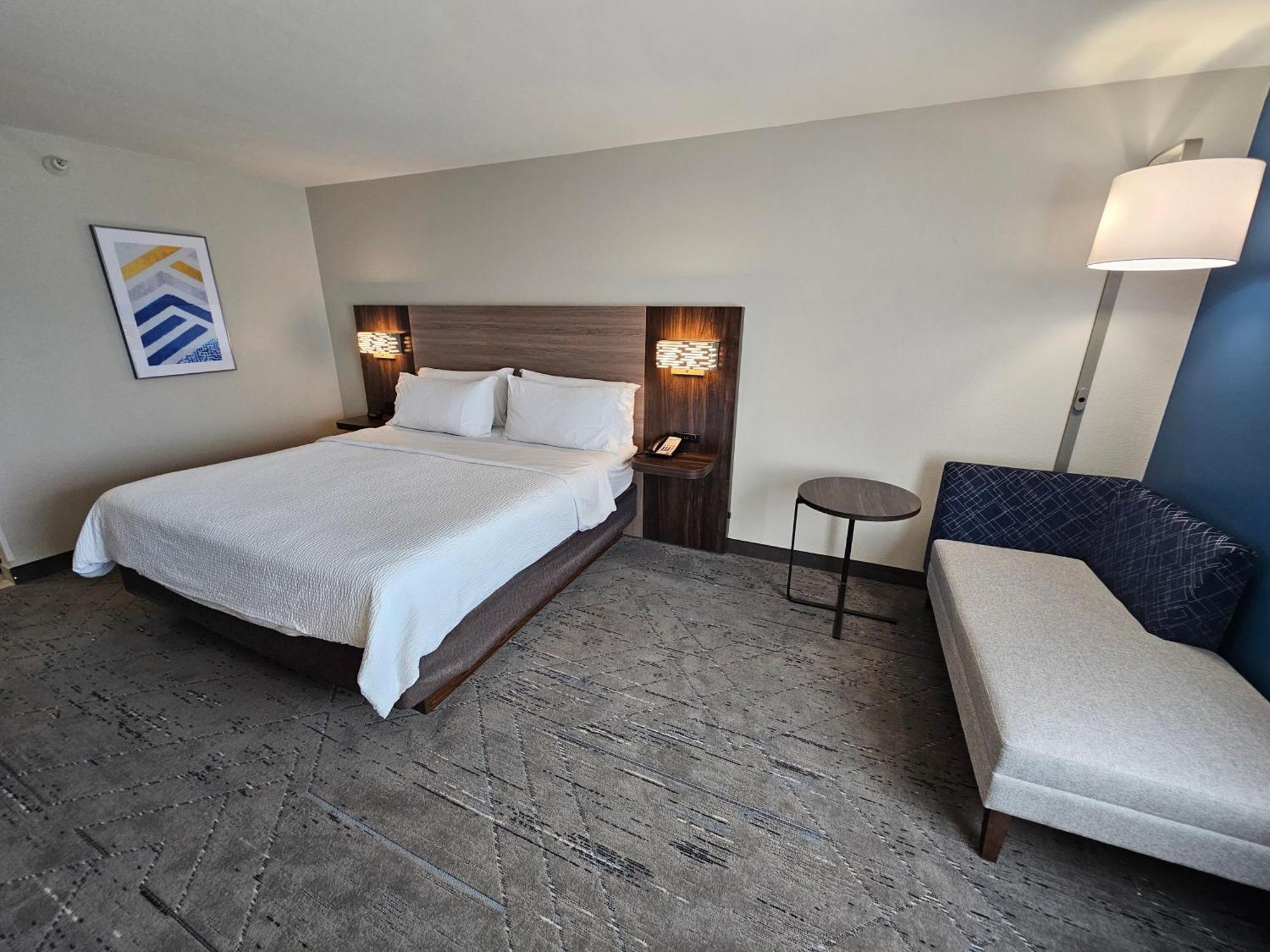 Hotel Express & Cincinnati-blue Ash By Ihg Blue Ash