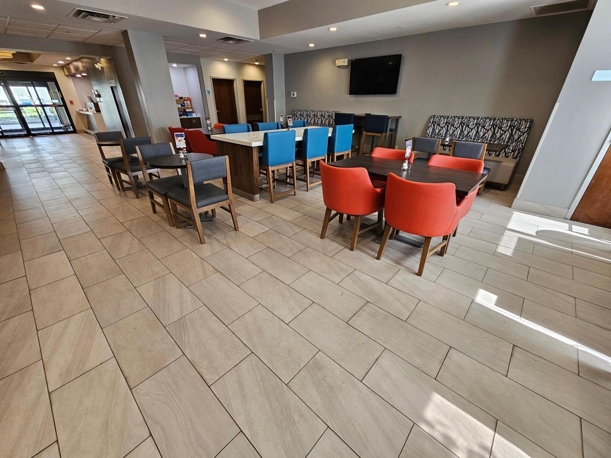 Express & Cincinnati-blue Ash By Ihg Hotel 3*