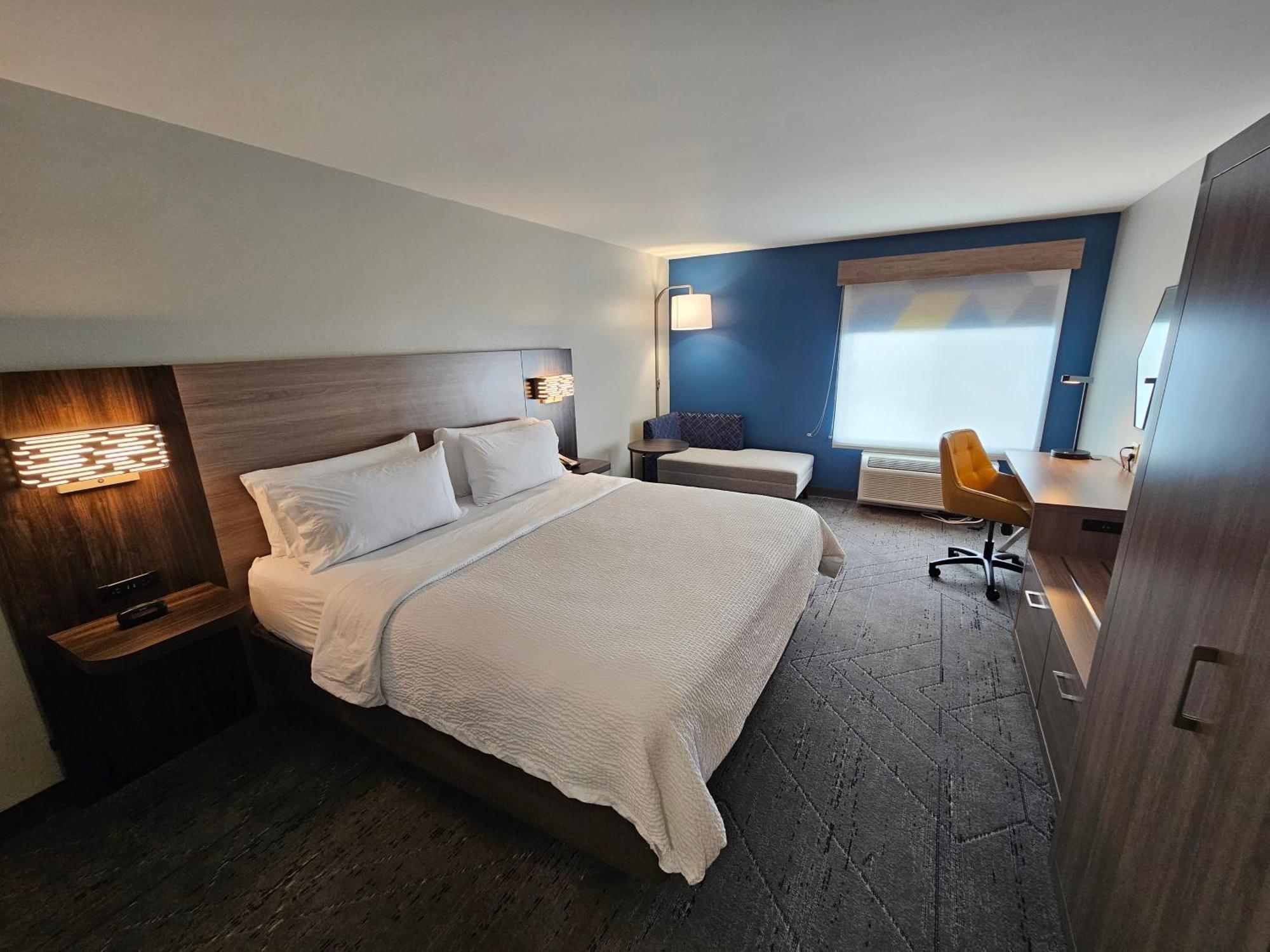 Hotel Express & Cincinnati-blue Ash By Ihg 3*