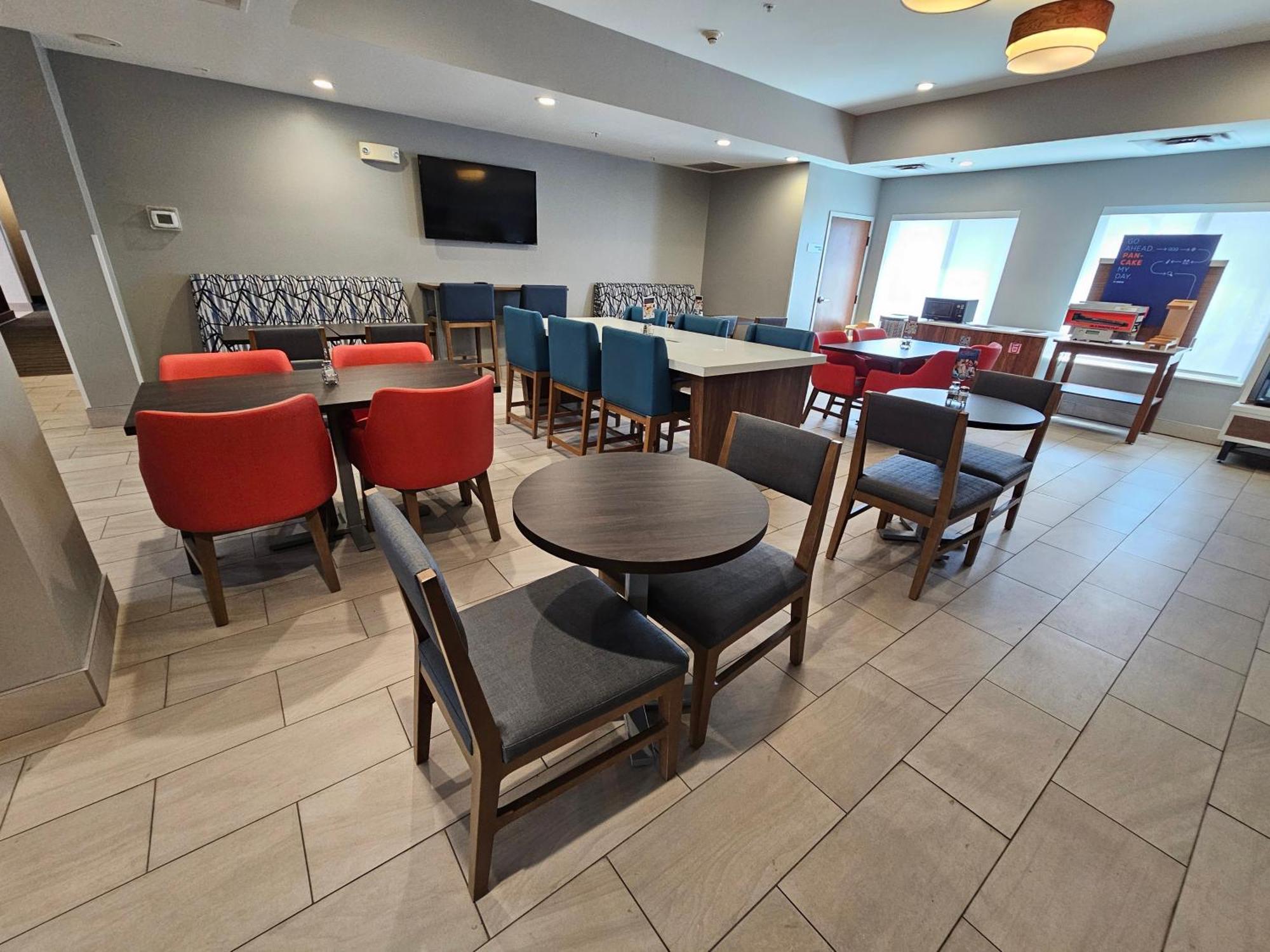 Express & Cincinnati-blue Ash By Ihg Hotel Blue Ash