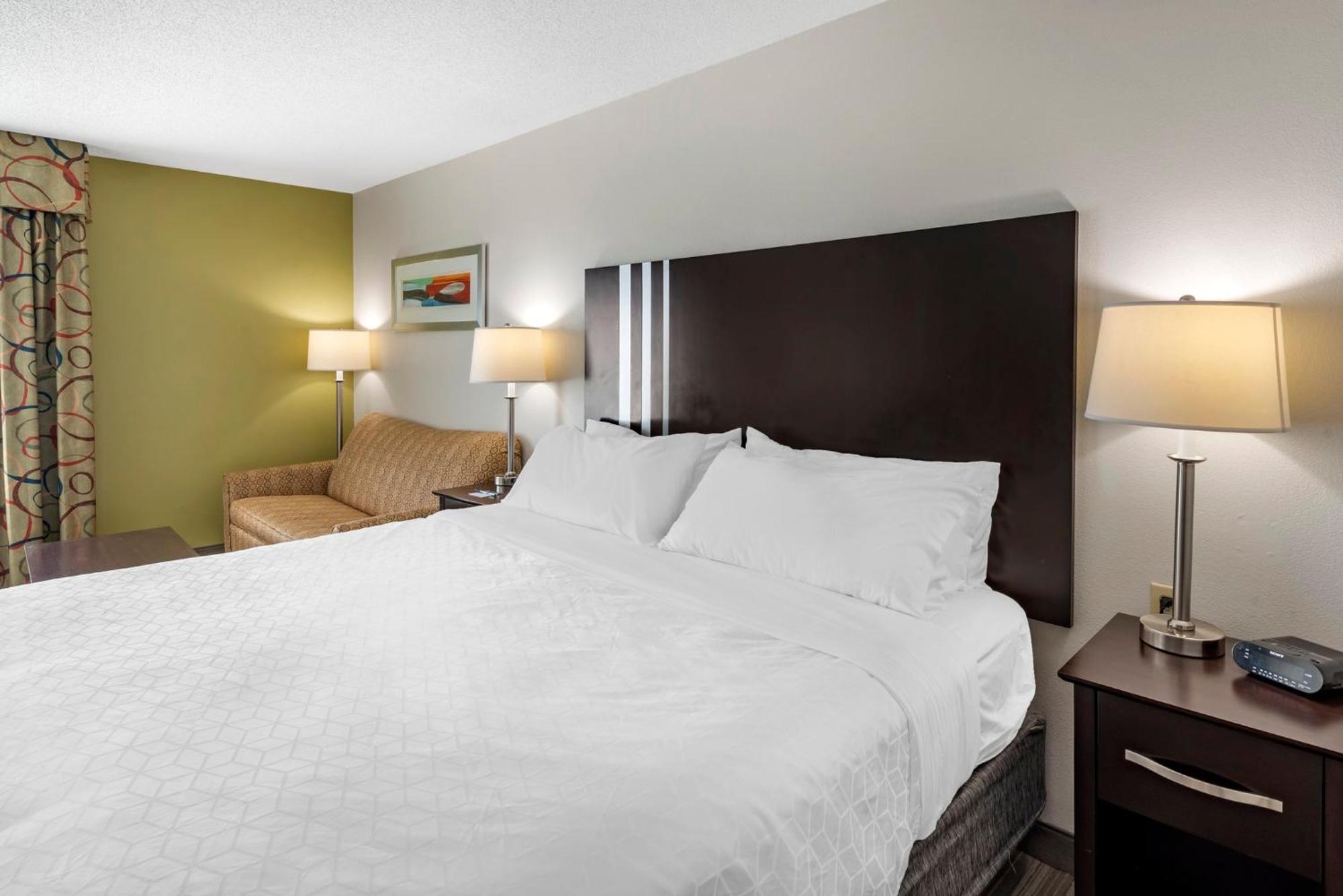 Express & Cincinnati-blue Ash By Ihg Hotel Blue Ash