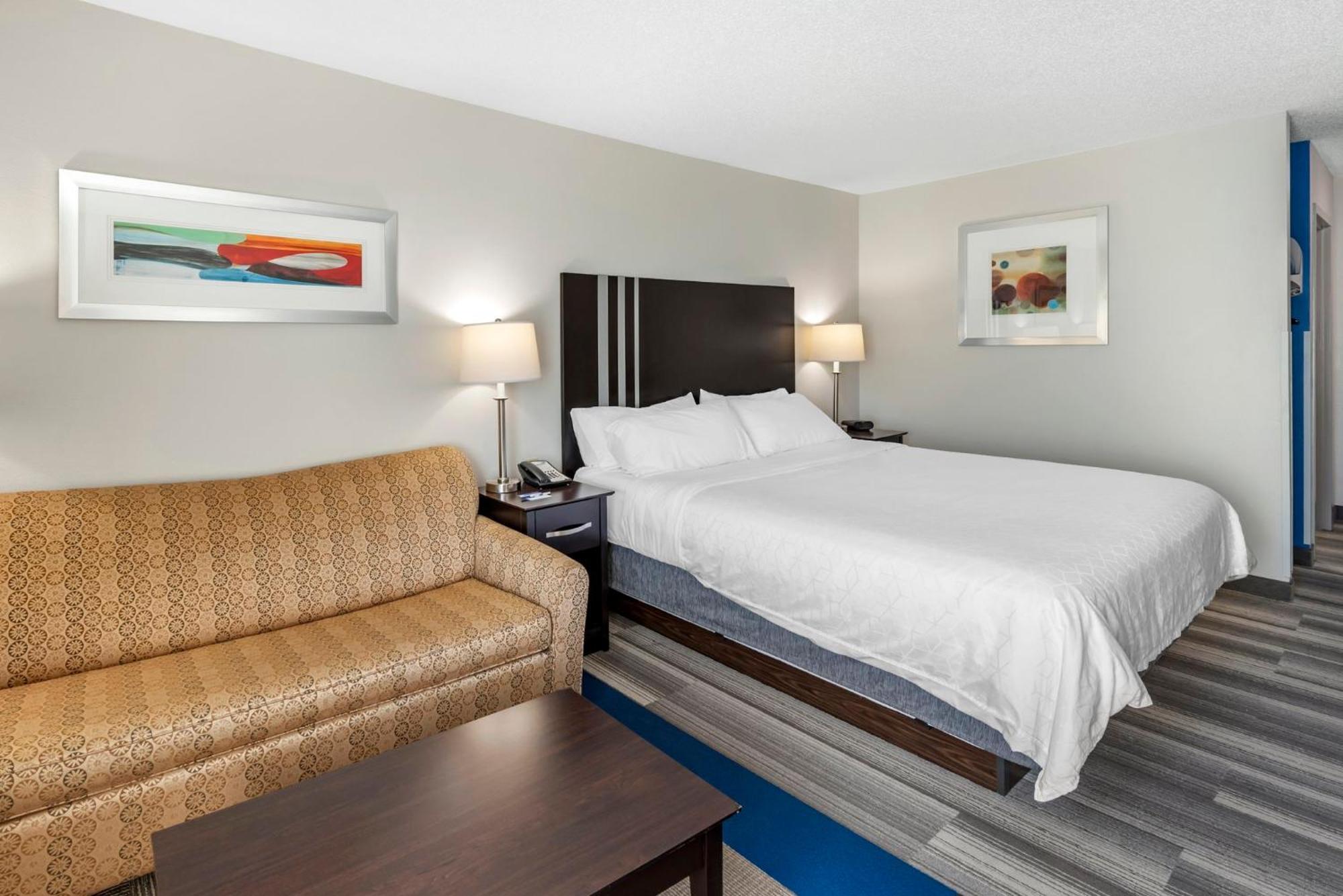 Express & Cincinnati-blue Ash By Ihg Hotel 3*