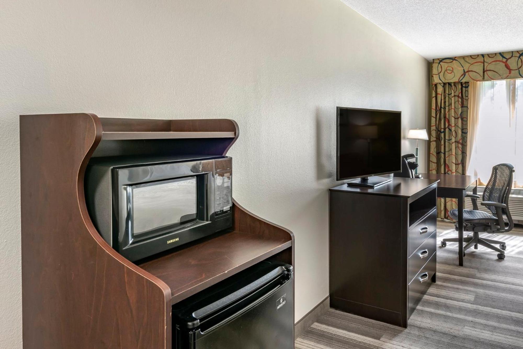 Express & Cincinnati-blue Ash By Ihg Hotel