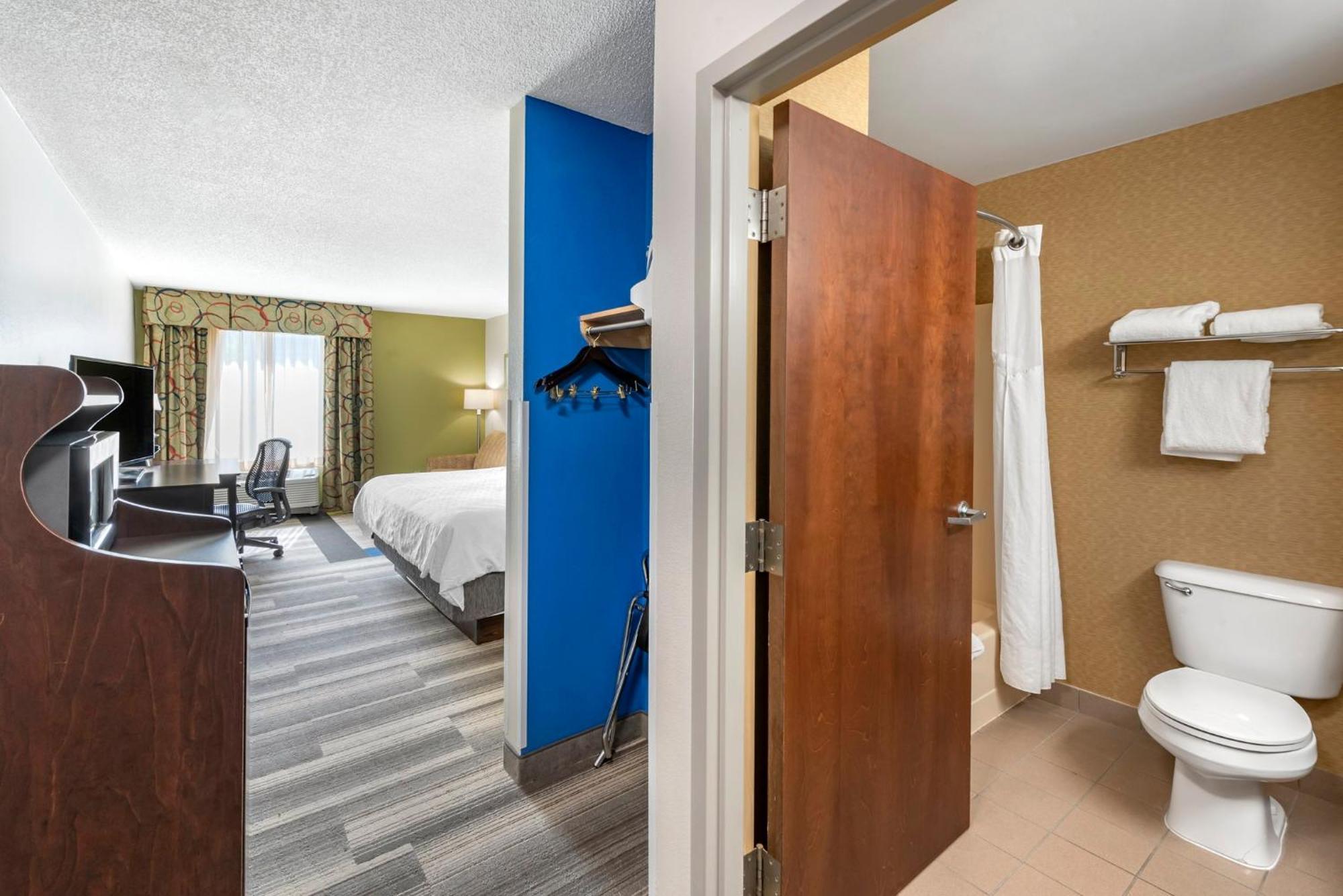 Express & Cincinnati-blue Ash By Ihg Blue Ash