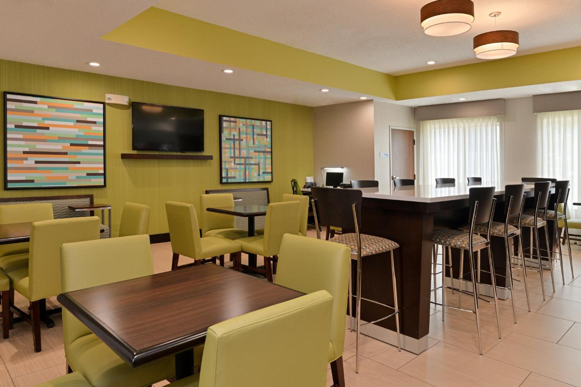 Hotel Express & Cincinnati-blue Ash By Ihg 3*
