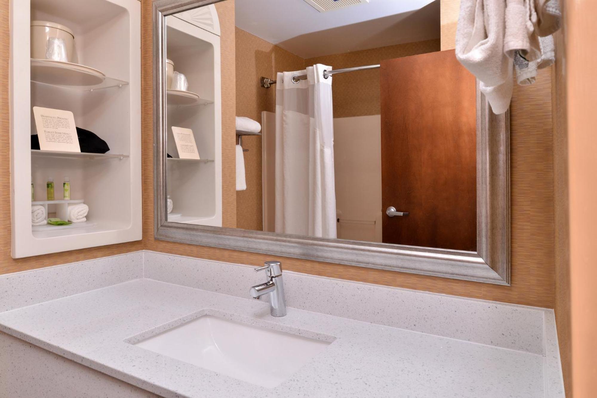 Express & Cincinnati-blue Ash By Ihg Hotel 3*